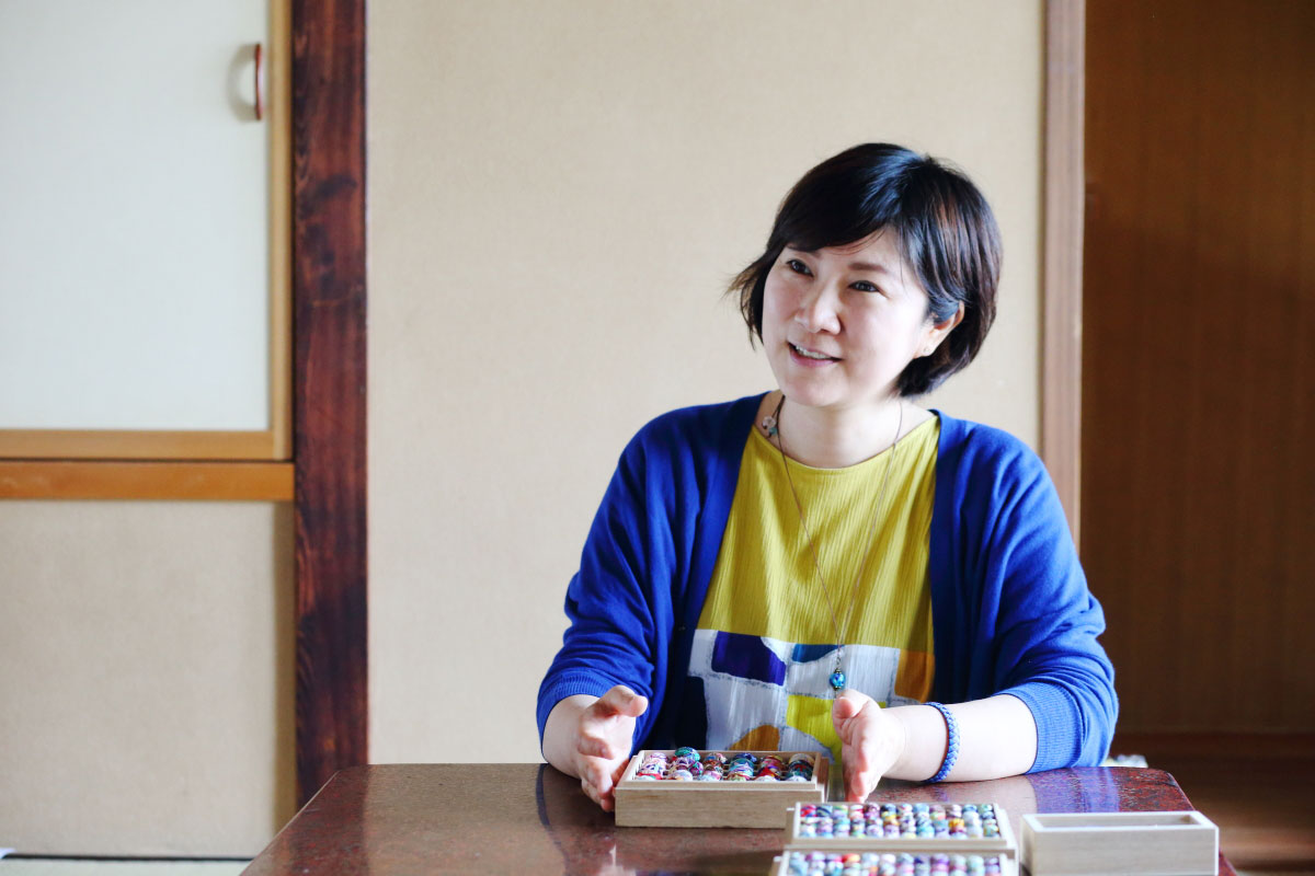 寺島綾子さん｜『小さなてまりとかわいい雑貨』を皮切りに、てまりと加賀ゆびぬきの本を次々と出版。絹糸でつくり出す緻密で美しい針仕事