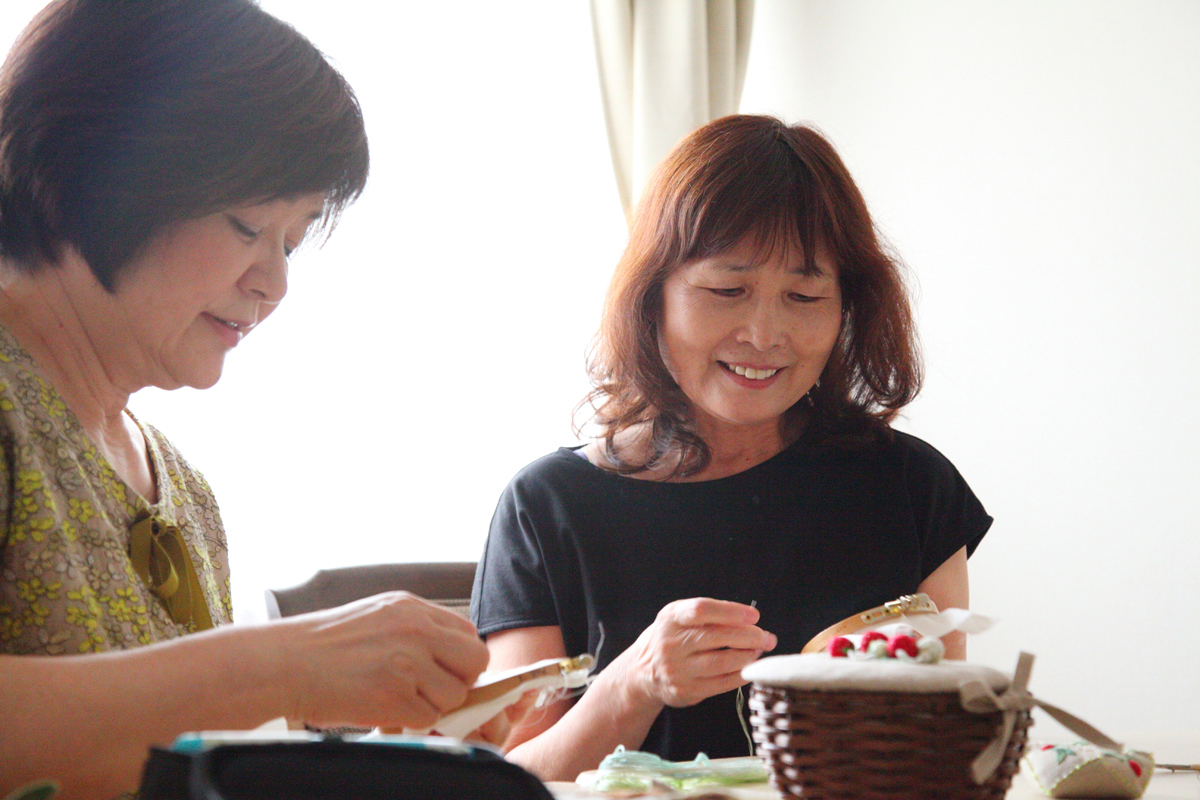 アトリエFilさん｜『立体刺繍で織りなす、美しい花々とアクセサリー』。１枚の布が本物の花のように変身する瞬間の喜びは格別