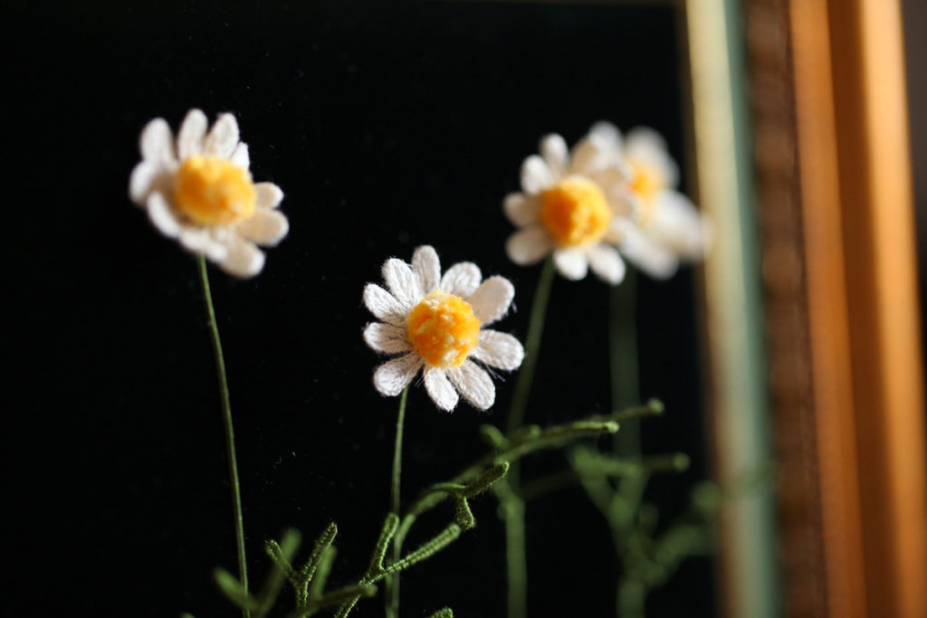 アトリエfilさん 立体刺繍 で織りなす 美しい花々とアクセサリー １枚の布が本物の花のように変身する瞬間の喜びは格別 つくりら 美しい手工芸と暮らし