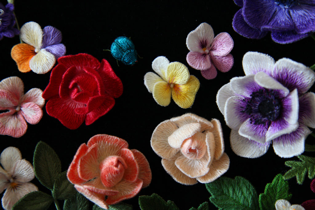 アトリエfilさん 立体刺繍 で織りなす 美しい花々とアクセサリー １枚の布が本物の花のように変身する瞬間の喜びは格別 つくりら 美しい手工芸と暮らし