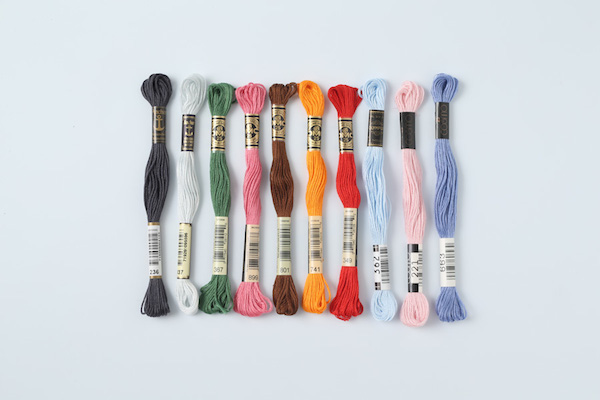 刺繍糸（１）｜たいていの手芸屋さんに置いてあるのが25番刺繡糸。１本ずつ引き出して使えるので、いろいろな太さが表現できます。