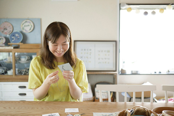 川畑杏奈さん（前編）｜『annasのプチ刺繍』。イラストを描くように、色を塗るように、ひと針ひと針刺していく時間は至福のとき。