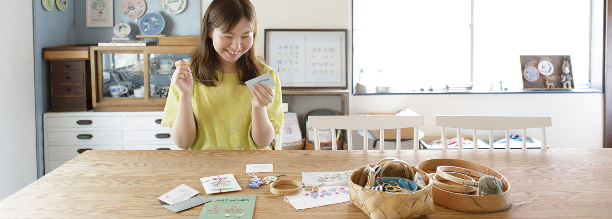 川畑杏奈さん（前編）｜『annasのプチ刺繍』。イラストを描くように、色を塗るように、ひと針ひと針刺していく時間は至福のとき。