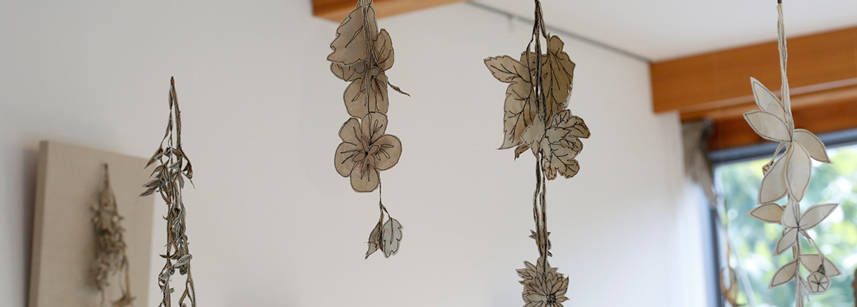 ソーイングアート（前編）｜ミシンで縫い描くさまざまな植物。栗のイガで染めた因州和紙をキャンバスに。作品展：Nutel exhibition