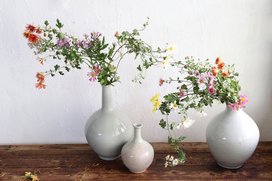 花とアンティークと 第５回 後編 秋の花の代表格といえば 菊 仏花のイメージを一新させる 花と器の選び方とは By フラワーノリタケ Tisane Infusion つくりら 美しい手工芸と暮らし