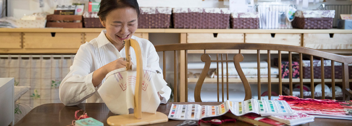 安田由美子さん（前編）｜「もったいないかあさんのお針仕事」の人気ブロガーが、ついに『刺しゅうの基礎』を出版。作品の完成度を高める、よりよい手芸道具とは？　