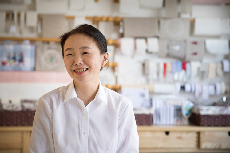 安田由美子さん（前編）｜「もったいないかあさんのお針仕事」の人気ブロガーが、ついに『刺しゅうの基礎』を出版。作品の完成度を高める、よりよい手芸道具とは？　