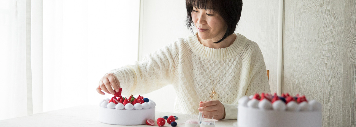 RUKOさん（前編）｜共著『フェルトでつくる　かわいい花とスイーツ』。美味しそうなケーキの秘密はモリモリのデコレーション！