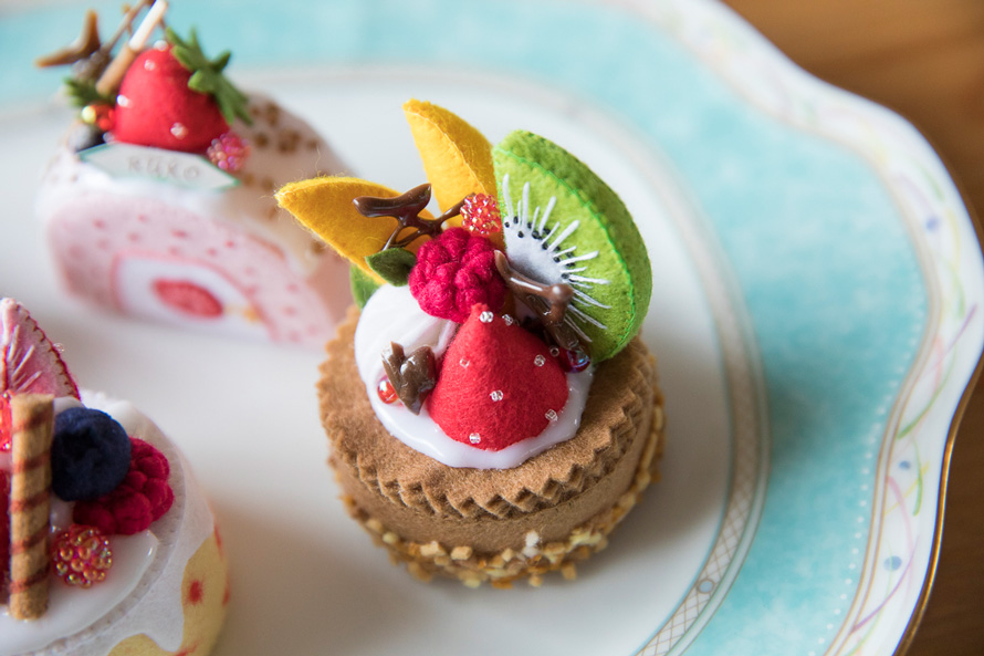 Rukoさん 前編 共著 フェルトでつくる かわいい花とスイーツ 美味しそうなケーキの秘密はモリモリのデコレーション つくりら 美しい手工芸と暮らし