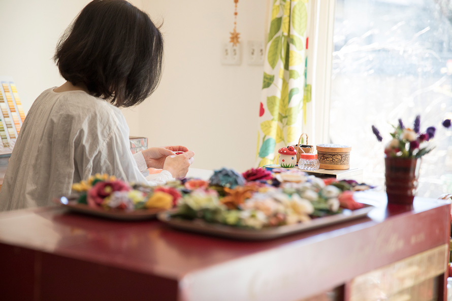 １枚のシートフェルトでつくる花のモチーフ 薔薇