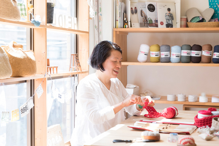 青木恵理子さん（前編）｜太いから早く編める。ズパゲッティの糸が編み物を始めるきっかけや入り口になったら、すごくいいこと！