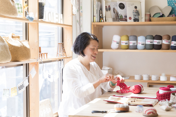 青木恵理子さん（前編）｜太いから早く編める。ズパゲッティの糸が編み物を始めるきっかけや入り口になったら、すごくいいこと！