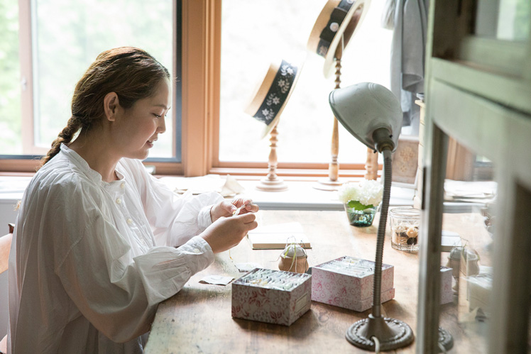 リボン刺繍（前編）｜『小さな草花でいろどる　リボン刺繡＆小物たち』フェア 2018.4.26（Thu）―　6.5(Tue)  東京