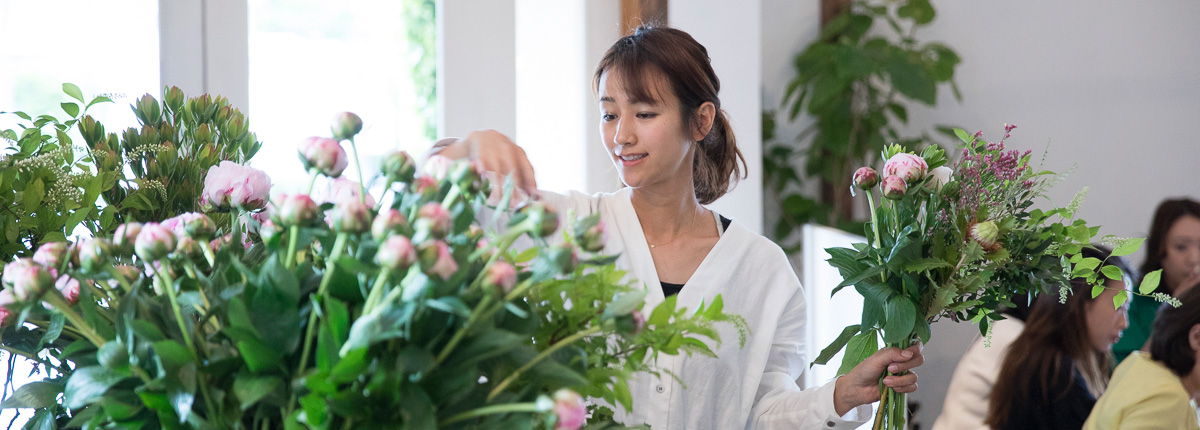 花とカリグラフィー（後編）｜芍薬と季節の草花で彩るブーケ。つぼみから満開、散り際までの美しくも儚いストーリー。