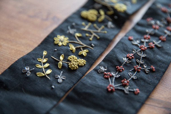 おしゃれな花刺繍に出会える。「小さな草花でいろどる　リボン刺繡＆小物たち　出版記念作品展」　2018.6.15(Fri)-19（Tue) 東京