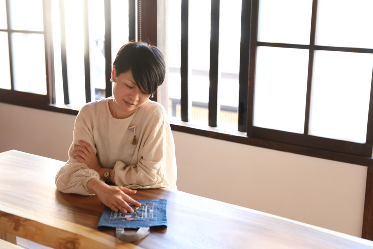 絹糸で刺繍する（前編）｜京都の老舗糸屋「糸六」女将の挑戦。刺繍作家atsumiさんとのコラボレーションバッグができるまで。