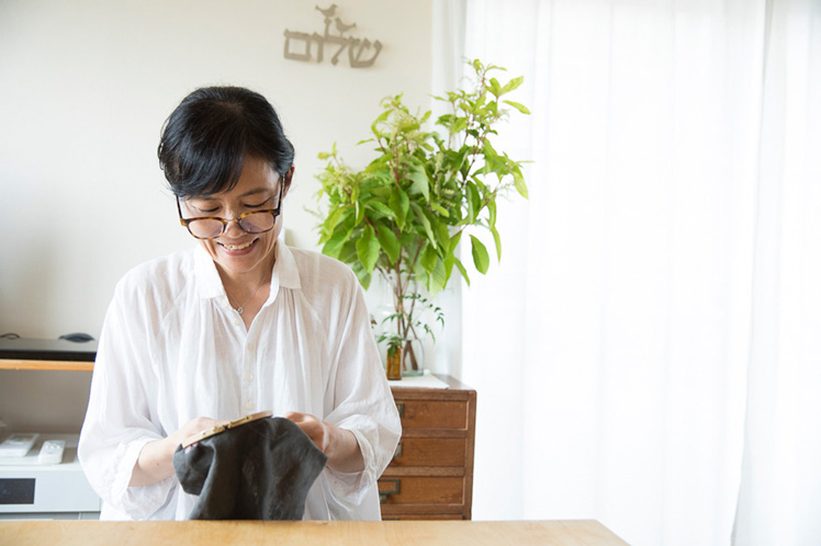 マカベアリスさんの野花のブローチ