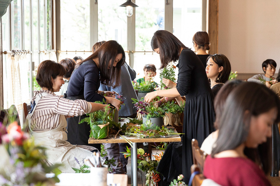 つくりら文化祭 ワークショップレポート04 可憐な花 もワイルドな植物も堪能 フラワーノリタケさんのツインボックス ロングバスケットのアレンジメント つくりら 美しい手工芸と暮らし