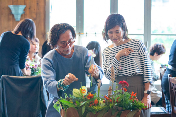 つくりら文化祭＊ワークショップレポート04 | 可憐な花もワイルドな植物も堪能！フラワーノリタケさんのツインボックス＆ロングバスケットのアレンジメント。