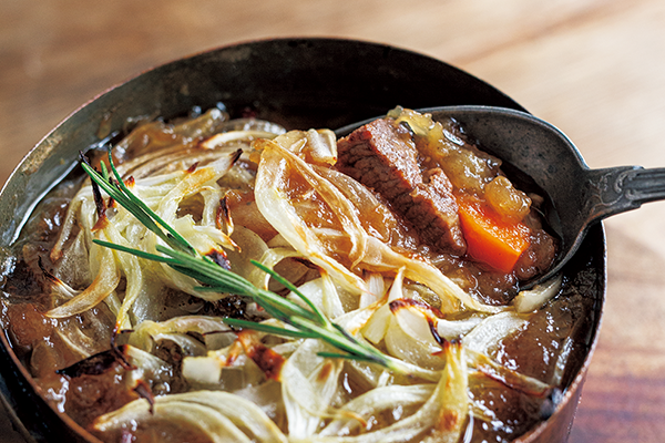 じっくり煮込んだ香り豊かな牛肉とりんごジャムのビール煮