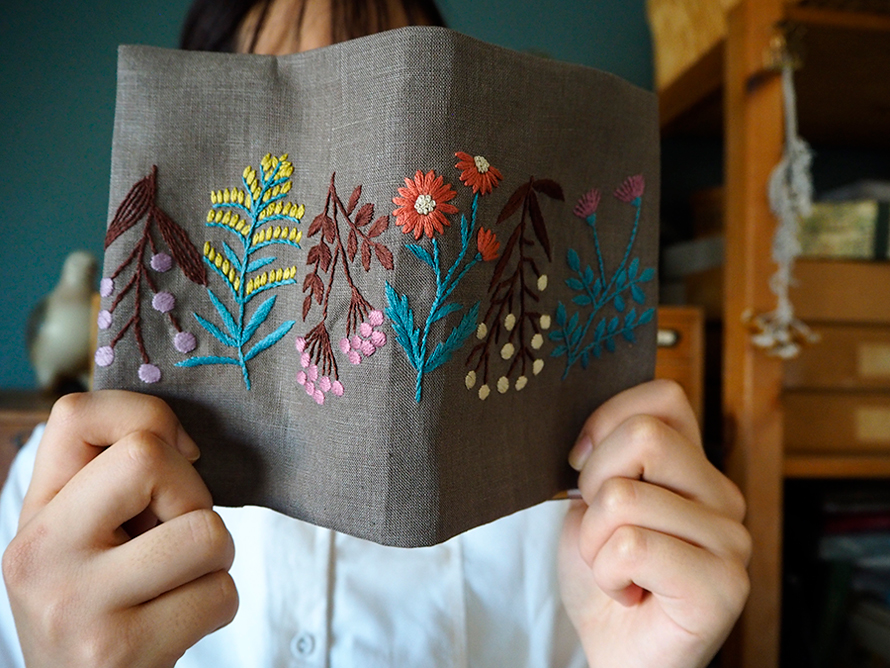 植物刺繍と季節のお話 第7話前編  草花刺繍のブックカバー