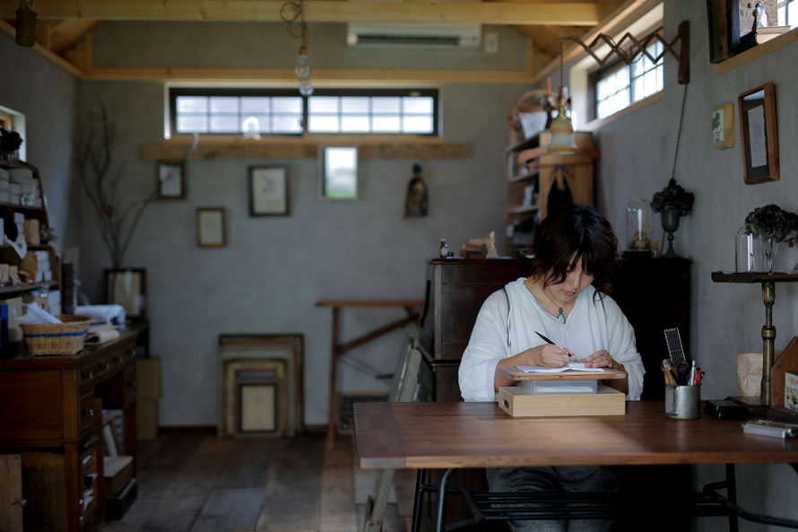 HUTTE.加藤絵利子さん（アトリエ取材・前編）｜扉を開ければ、時を忘れる創作の世界へ。ここから生まれる手彫りスタンプもいつか“未来のアンティーク”に。