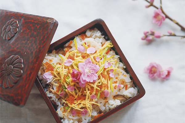 ピンク色の桃の花が幸せの彩りを添えるエディブルちらし寿司｜啓蟄 『二十四節気　暦のレシピ』